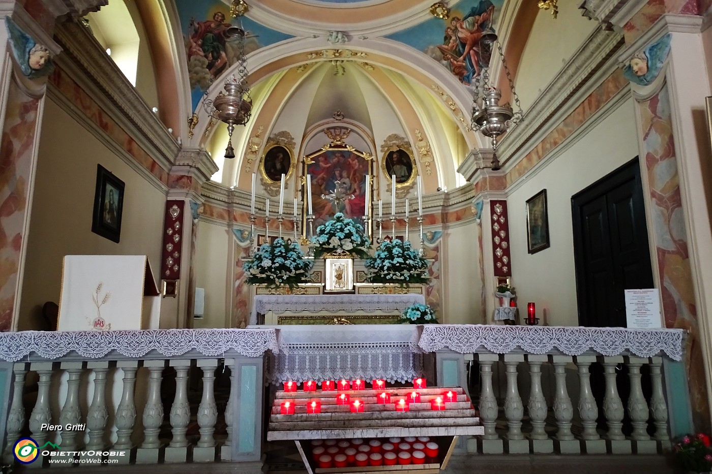 64 Interno della chiesetta Madonna della neve.JPG
